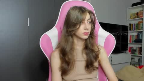 Snapshot of prettysomething chatting on October 23, 2025, 6:45 am Sophie next stream will be at Monday i will wait you guys online show from October 23, 2025, 6:45 am