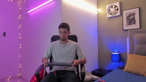 prince_arthur77 online show from March 5, 2025, 1:06 pm