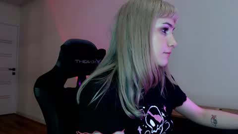 Snapshot of princessshy___ chatting on February 21, 2025, 7:32 pm 18 y.o online show from February 21, 2025, 7:32 pm