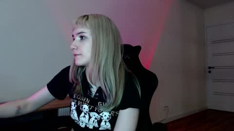 Snapshot of princessshy___ chatting on February 26, 2025, 1:00 am 18 y.o online show from February 26, 2025, 1:00 am