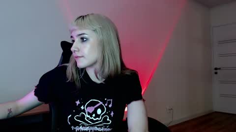 Snapshot of princessshy___ chatting on March 3, 2025, 6:01 pm 18 y.o online show from March 3, 2025, 6:01 pm