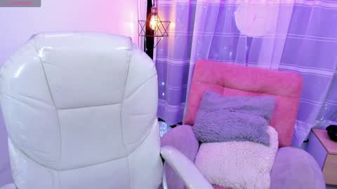 Snapshot of purple_slut_ chatting on December 6, 2024, 8:29 pm Anna online show from December 6, 2024, 8:29 pm