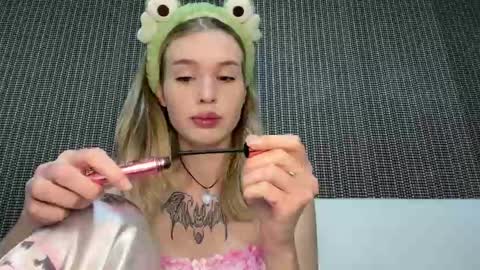 Snapshot of pussymoneywet chatting on October 30, 2025, 12:17 pm Lina online show from October 30, 2025, 12:17 pm