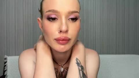 Snapshot of pussymoneywet chatting on November 18, 2025, 12:31 pm Lina online show from November 18, 2025, 12:31 pm