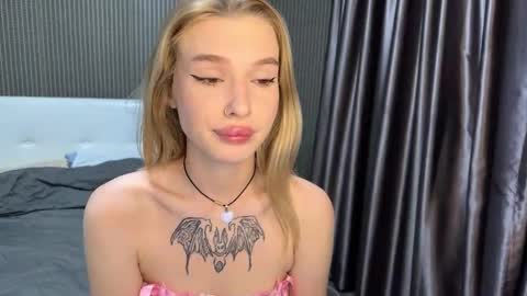 Snapshot of pussymoneywet chatting on January 5, 2026, 8:12 pm Lina online show from January 5, 2026, 8:12 pm