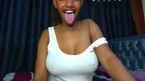 Snapshot of queen321850 chatting on January 6, 2026, 2:10 pm queen321850 online show from January 6, 2026, 2:10 pm