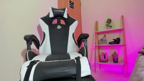 Snapshot of queen_esthefi chatting on January 13, 2025, 3:58 pm Your Queen Esthefi online show from January 13, 2025, 3:58 pm
