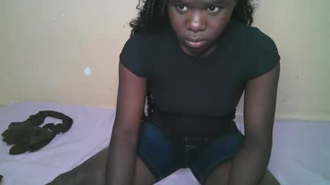 Snapshot of queen_latasha chatting on February 15, 2026, 9:52 am queen_latasha online show from February 15, 2026, 9:52 am