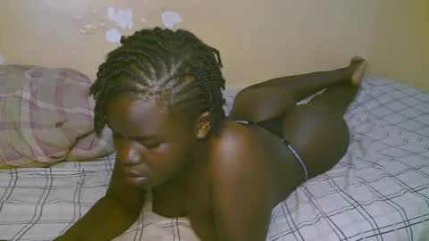 Snapshot of queen_latasha chatting on April 5, 2026, 4:15 pm queen_latasha online show from April 5, 2026, 4:15 pm