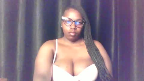 Snapshot of queen_melanine chatting on June 7, 2026, 3:43 am QUEEN online show from June 7, 2026, 3:43 am