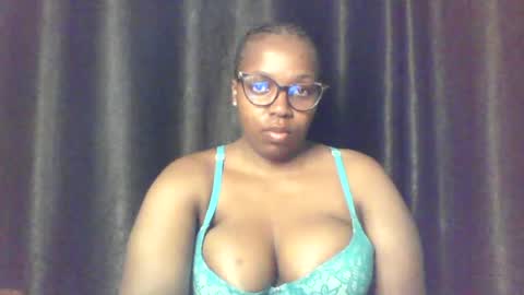 Snapshot of queen_melanine chatting on June 12, 2026, 4:00 am QUEEN online show from June 12, 2026, 4:00 am