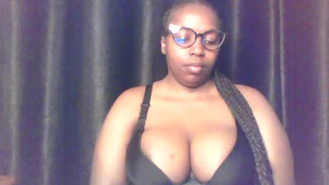 Snapshot of queen_melanine chatting on June 26, 2026, 4:39 am QUEEN online show from June 26, 2026, 4:39 am