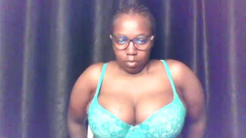 Snapshot of queen_melanine chatting on June 27, 2026, 12:22 pm QUEEN online show from June 27, 2026, 12:22 pm