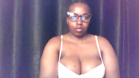 Snapshot of queen_melanine chatting on June 29, 2026, 11:32 am QUEEN online show from June 29, 2026, 11:32 am