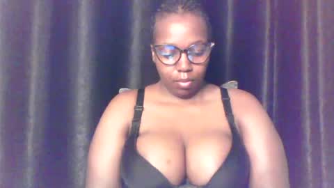 Snapshot of queen_melanine chatting on July 1, 2026, 3:52 am QUEEN online show from July 1, 2026, 3:52 am