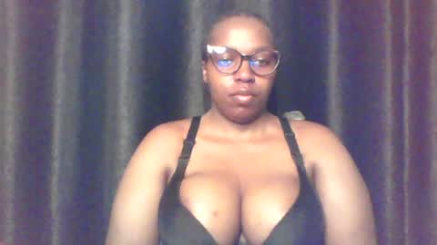 Snapshot of queen_melanine chatting on July 8, 2026, 3:44 am QUEEN online show from July 8, 2026, 3:44 am