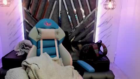 Snapshot of queen_perla_ chatting on December 21, 2024, 11:44 am online show from December 21, 2024, 11:44 am