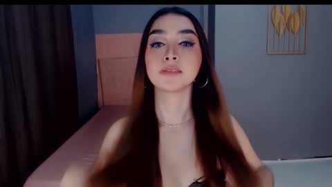 queenemeraldts online show from November 20, 2025, 2:23 am