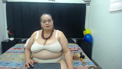 Snapshot of queenmature chatting on December 2, 2025, 7:42 pm VickyBoobss online show from December 2, 2025, 7:42 pm