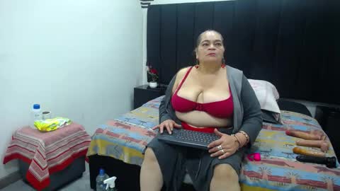 Snapshot of queenmature chatting on December 3, 2025, 12:47 pm VickyBoobss online show from December 3, 2025, 12:47 pm