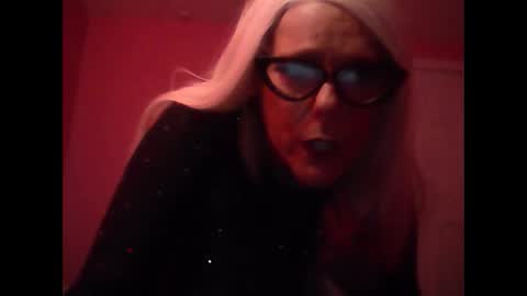 Snapshot of queenmayhem_ chatting on September 16, 2025, 1:17 am Queenmayhem online show from September 16, 2025, 1:17 am