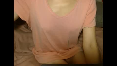 Snapshot of queenoftenderness chatting on December 17, 2025, 6:58 pm queenoftenderness online show from December 17, 2025, 6:58 pm