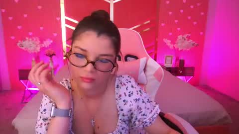 Snapshot of qweenlina chatting on June 18, 2026, 6:35 am Karolina online show from June 18, 2026, 6:35 am