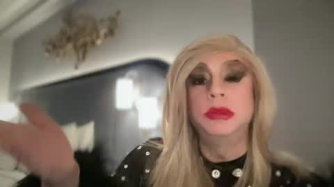 Snapshot of qweenviva chatting on November 10, 2025, 12:37 pm ViVaLuvLicious online show from November 10, 2025, 12:37 pm