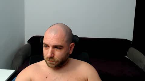 Snapshot of r0bila chatting on September 24, 2025, 10:35 pm R0bila online show from September 24, 2025, 10:35 pm