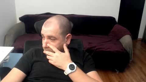 Snapshot of r0bila chatting on December 21, 2025, 10:28 pm R0bila online show from December 21, 2025, 10:28 pm