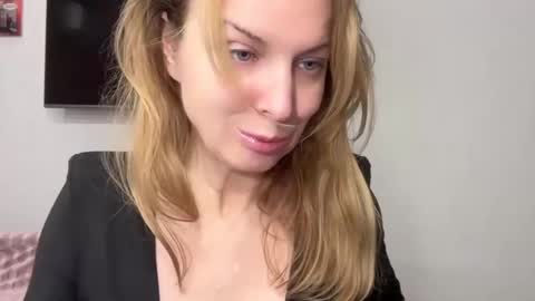 Snapshot of rachelldelicious chatting on February 19, 2025, 9:36 pm Rachel online show from February 19, 2025, 9:36 pm