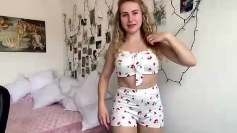 Snapshot of rachelpersch chatting on July 7, 2026, 2:32 pm Sophie online show from July 7, 2026, 2:32 pm