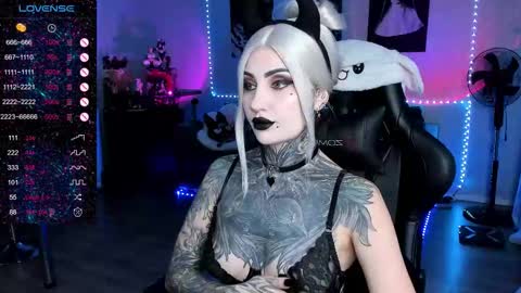 Snapshot of rachelqueen_ chatting on November 4, 2025, 10:36 am Miko Pleasee help me get 100 likes online show from November 4, 2025, 10:36 am