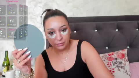 Snapshot of raelledarkstar chatting on May 26, 2026, 7:15 am raelledarkstar online show from May 26, 2026, 7:15 am