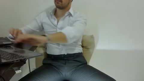 Snapshot of rafaelssk chatting on February 19, 2026, 9:27 am elenacam online show from February 19, 2026, 9:27 am