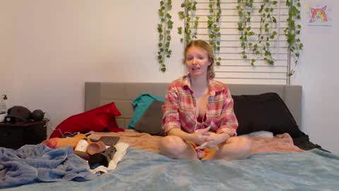 Snapshot of ramichick chatting on December 3, 2024, 4:47 am Rami online show from December 3, 2024, 4:47 am