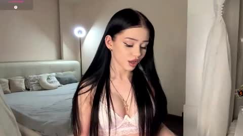 Snapshot of randiburt chatting on January 13, 2026, 4:23 pm Luna online show from January 13, 2026, 4:23 pm