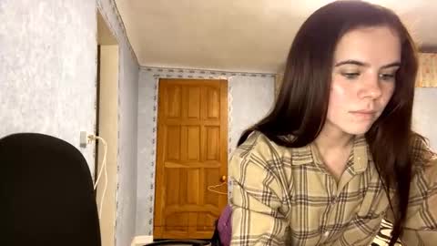 Lia online show from September 8, 2025, 4:17 pm