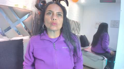 Raquel Moore  online show from October 12, 2025, 2:49 pm