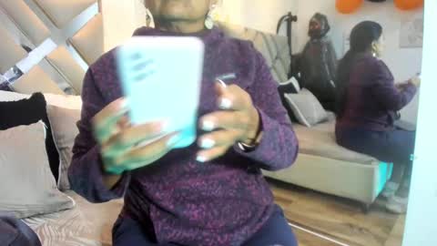 Raquel Moore  online show from October 28, 2025, 11:36 am