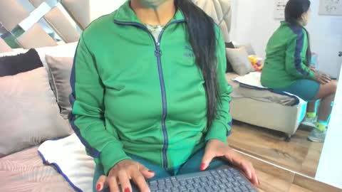 Raquel Moore  online show from November 19, 2025, 11:32 am