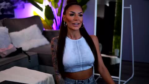 Raquelle online show from October 3, 2025, 9:06 am