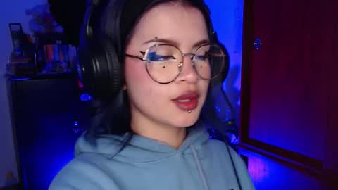 Snapshot of raventh_ chatting on December 16, 2025, 1:43 am raventh_ online show from December 16, 2025, 1:43 am