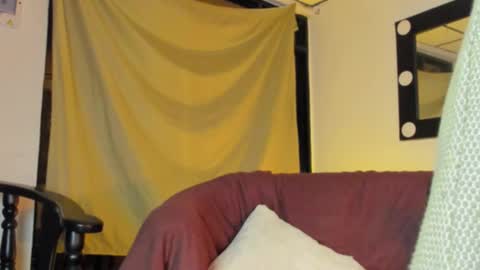 Snapshot of raydevil_ chatting on December 19, 2025, 2:07 am Rayn online show from December 19, 2025, 2:07 am