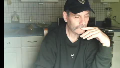 Snapshot of raylene4u2 chatting on May 12, 2026, 8:33 am Ray online show from May 12, 2026, 8:33 am