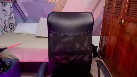raylin_escobar online show from May 4, 2026, 12:12 pm