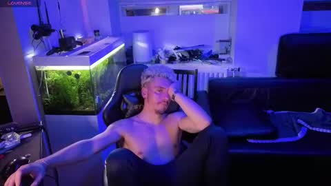 Rayzel online show from February 18, 2026, 6:37 pm