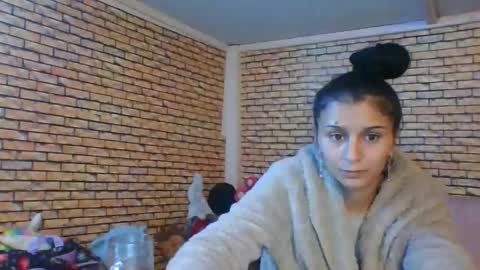 Snapshot of real_coupl3 chatting on December 4, 2025, 8:50 pm real_coupl3 online show from December 4, 2025, 8:50 pm