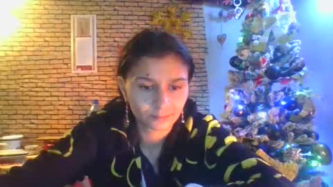 Snapshot of real_coupl3 chatting on December 21, 2025, 8:38 pm real_coupl3 online show from December 21, 2025, 8:38 pm