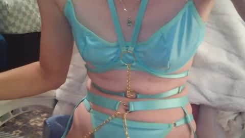 Red online show from November 13, 2025, 5:34 pm